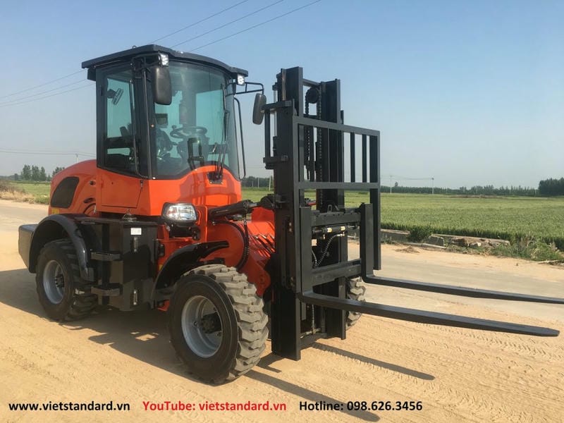 Xe nâng việt dã trên xe xúc lật cơ sở
