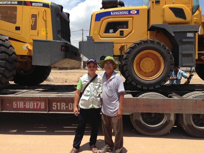 Xúc lật KangHong và xúc lật Mountain Raise