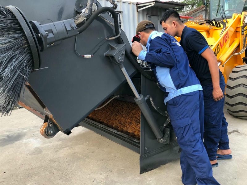 Xúc lật quét rác đa năng Rongwei
