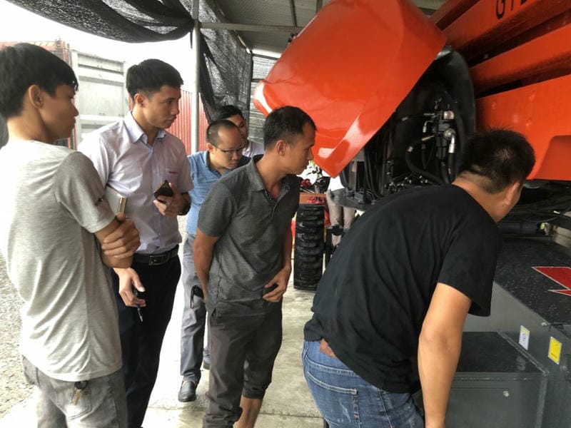 Đào tạo thực tế xe nâng ngườ Niuli