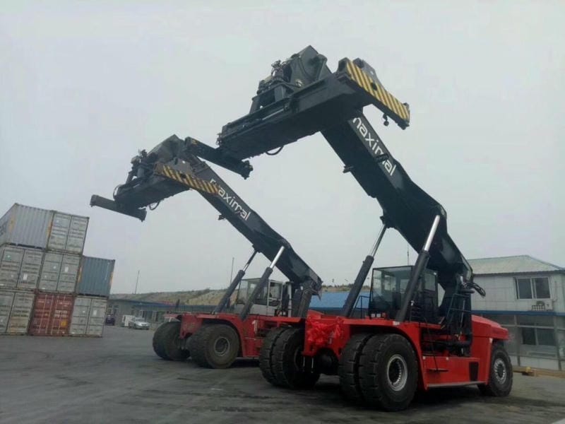 Xe nâng gắp công 48 tấn Maximal