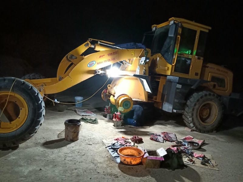 Sửa chữa xe xúc lật xuyên đêm