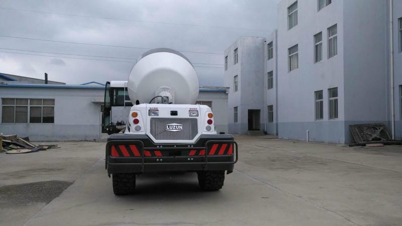 Xe bồn trộn bê tông tự nạp liêu Trung Quốc