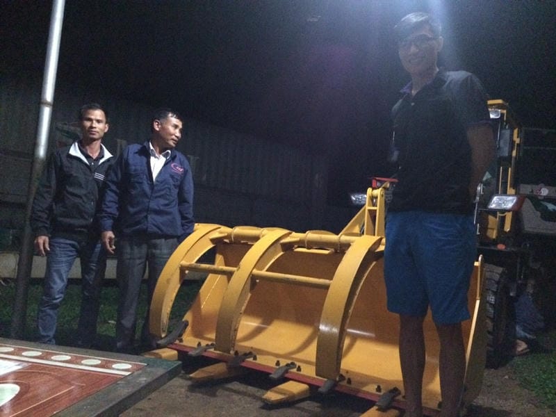Xúc lật gắp gỗ Mountain Rasie MR926LF