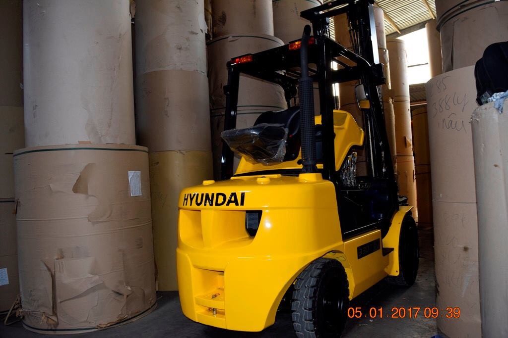 Xe nâng Hyundai trong nhà máy giấy