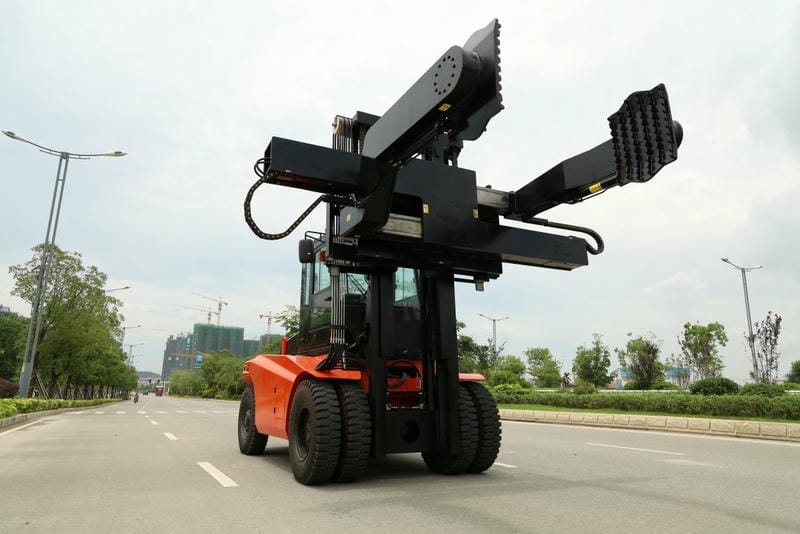 Xe nâng tháo lắp lốp xe tải mỏ