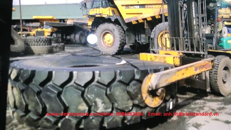 Xe nâng gắp lốp hạng nặng