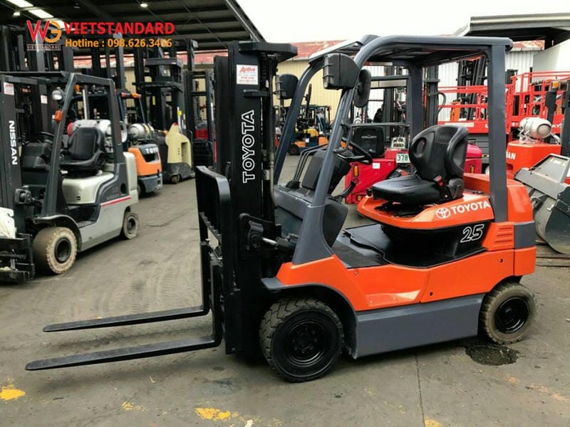 xe nang dien ngoi lai toyota 25t