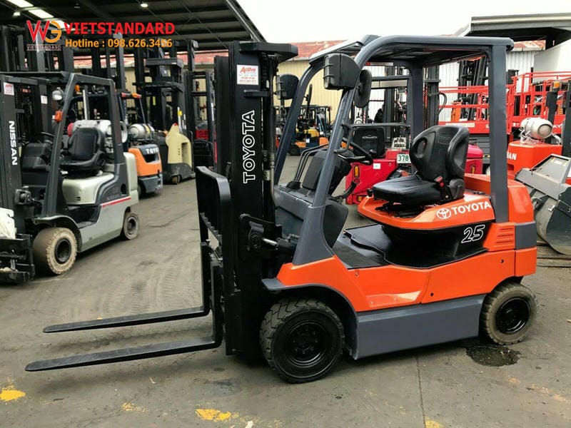 xe nang dien ngoi lai toyota 25t