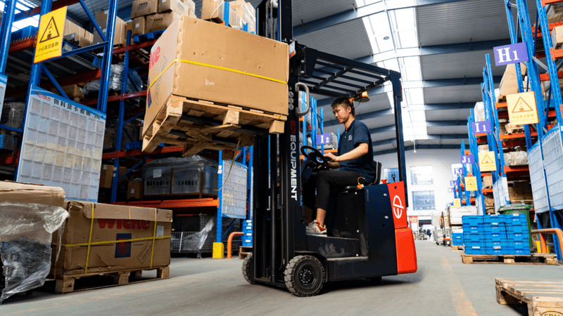  xe nâng điện 3 bánh EFS101 nâng hàng