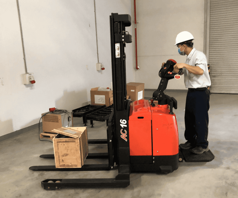 Xe nâng tay điện hình 3