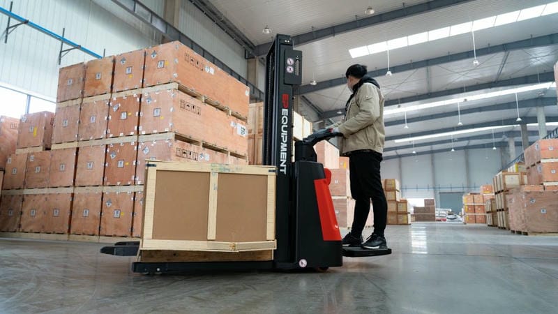 Xe nâng điện đứng lái 1
