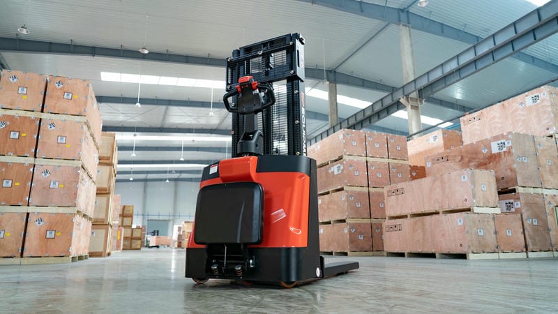 xe nâng điện đứng lái 1