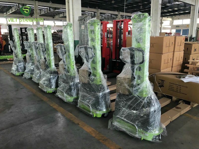 Xe nâng tự leo 1