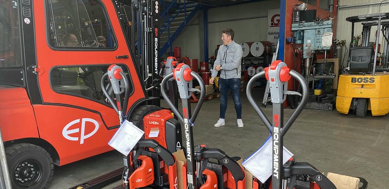 xe nâng điện dắt 3