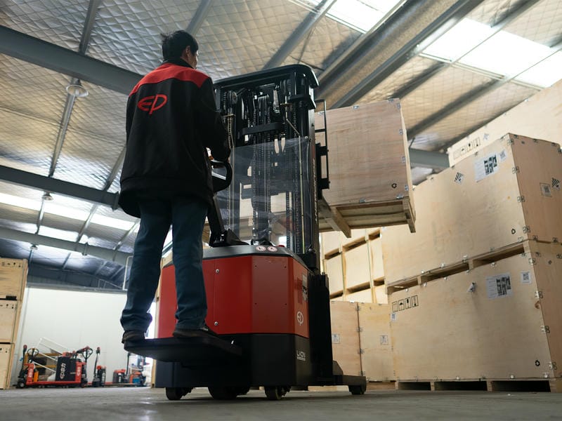 xe nâng điện đứng lái 2 