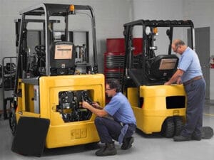 Dao tao ky thuat vien sua chua xe nang