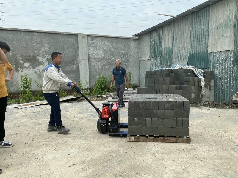 xe nâng điện dắt lái 1