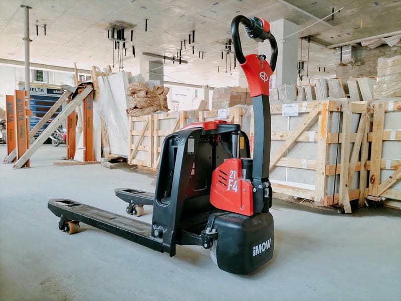 Xe nâng điện công trường 2