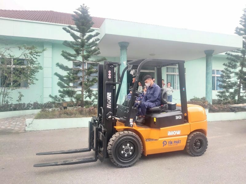 Xe nâng hàng Ep 3 tấn loại động cơ Diesel 