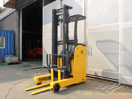 Xe nang dien dung lai Komatsu 1