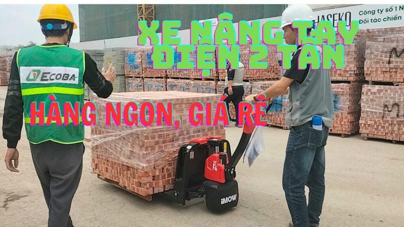 Xe nâng tay chạy điện làm việc trong công trường 