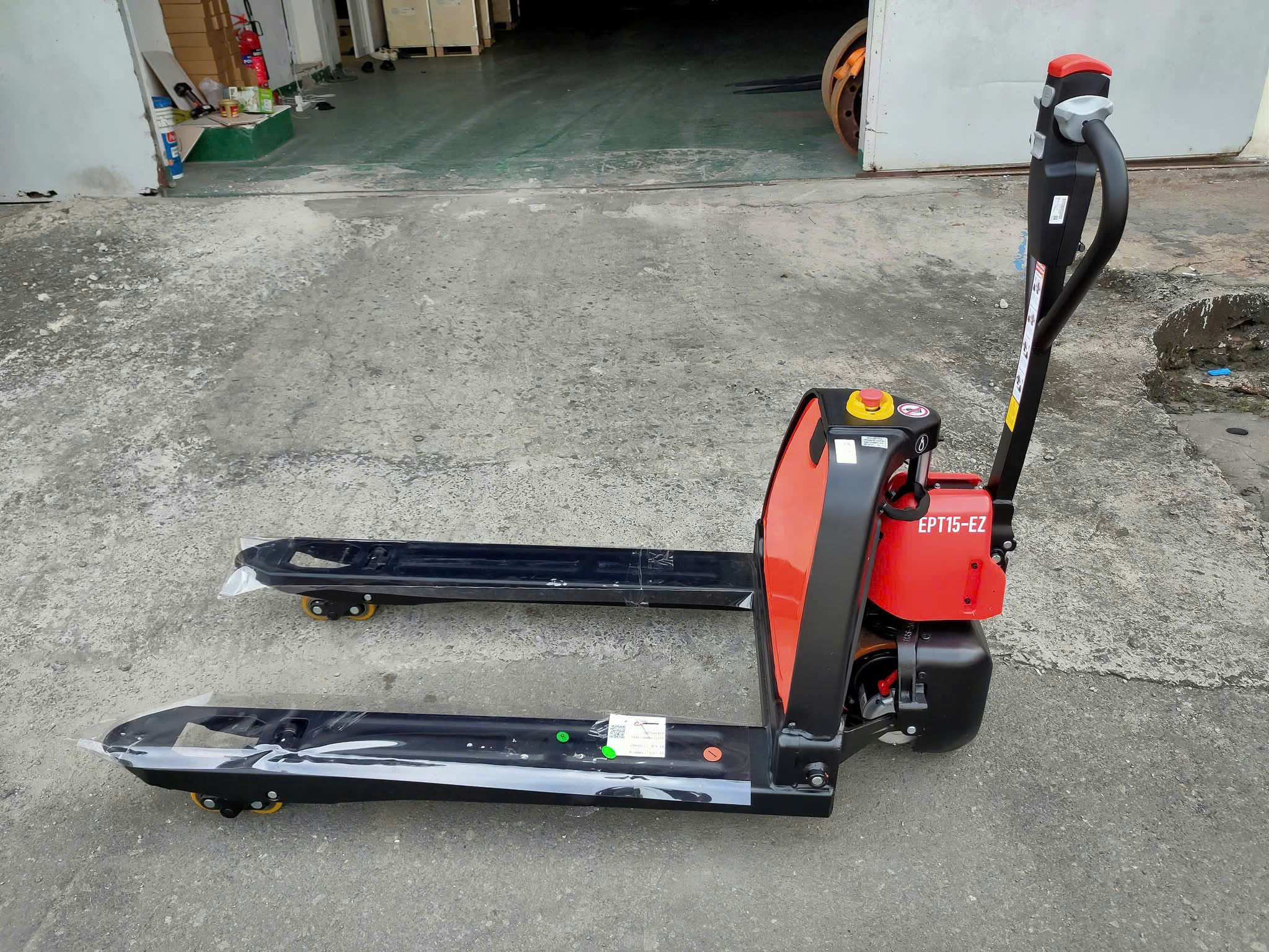 Xe nâng tay điện thấp EPT15-EZ sức nâng 1.5 tấn Lithium 16 Xe nâng tay điện thấp EPT15-EZ sức nâng 1.5 tấn Lithium hình 1