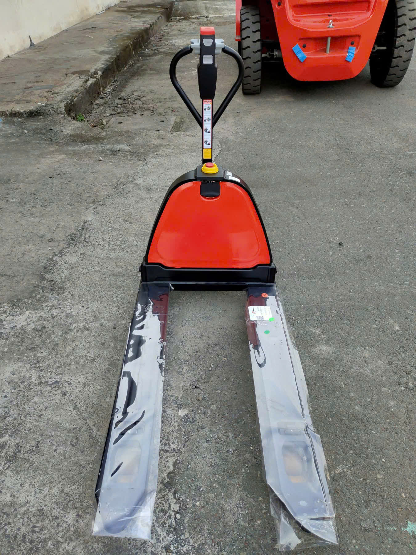 Xe nâng tay điện thấp EPT15-EZ sức nâng 1.5 tấn Lithium 17 Xe nâng tay điện thấp EPT15-EZ sức nâng 1.5 tấn Lithium hình 2