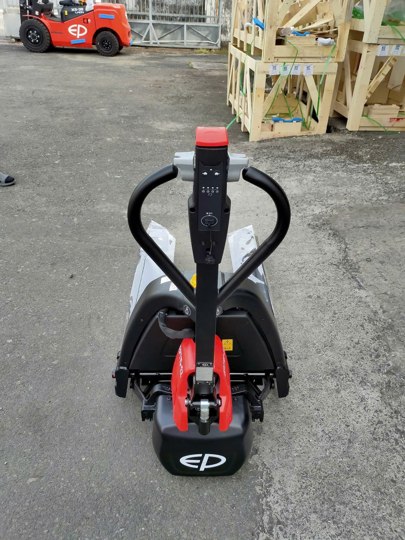 Xe nâng tay điện thấp EPT15-EZ sức nâng 1.5 tấn Lithium 4 Xe nâng tay điện thấp EPT15-EZ sức nâng 1.5 tấn Lithium hình 3